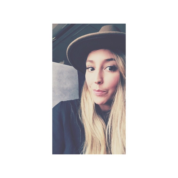 Meet your Posher, Kara - Picture 2 of 3